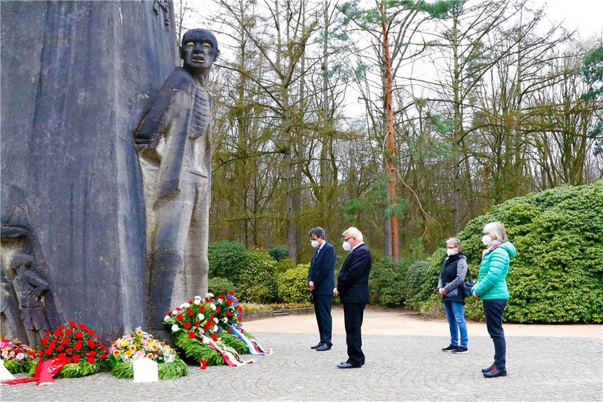 Karfreitag: Gedenken an Nazi-Opfer ohne traditionelle Versammlung Gedenken am Mahnmal in der Bittermark: Dr. Stefan Mühlhofer (v.l.), Norbert Schilff, Ute Mais und Barbara Brunsing.