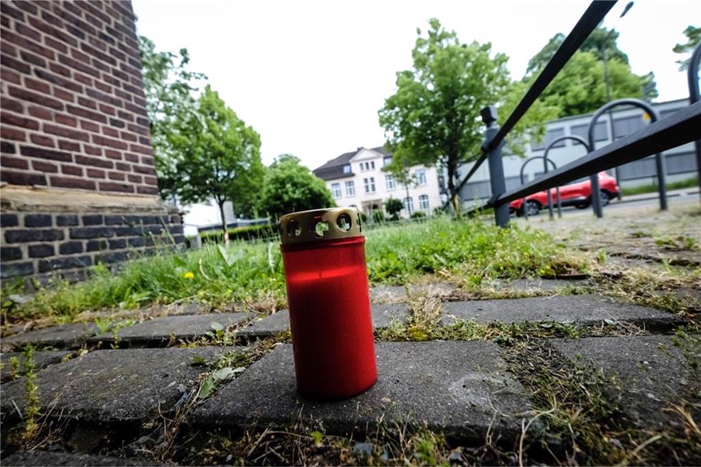 Leichenfund auf Schulhof: 18-Jähriger gibt Tötung zu - aber... Gedenken an die 19-Jährige: Gegenüber der Marienschule wurde eine Kerze aufgestellt.