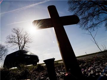 Gedenken an einen Verkehrstoten an einer Landstraße bei Hannover: Im Mai sind in Deutschland 325 Menschen bei Verkehrsunfällen ums Leben gekommen. Foto: Julian Stratenschulte/Symbolbild