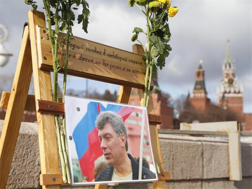 Moskauer gedenken des ermordeten Kreml-Kritikers Nemzow Gedenken an Nemzow: Für den Marsch in Moskau haben die Behörden nur eine Route genehmigt, die nicht am Tatort vorbeiführt. Foto: Yuri Kochetkov