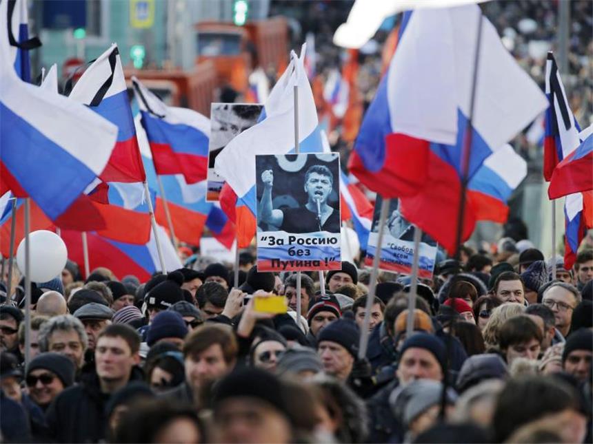 Moskauer gedenken des ermordeten Kreml-Kritikers Nemzow Gedenken in Moskau: Nemzow war vor einem Jahr in Sichtweiter des Kremls auf offener Straße hinterrücks erschossen worden. Foto: Yuri Kochetkov