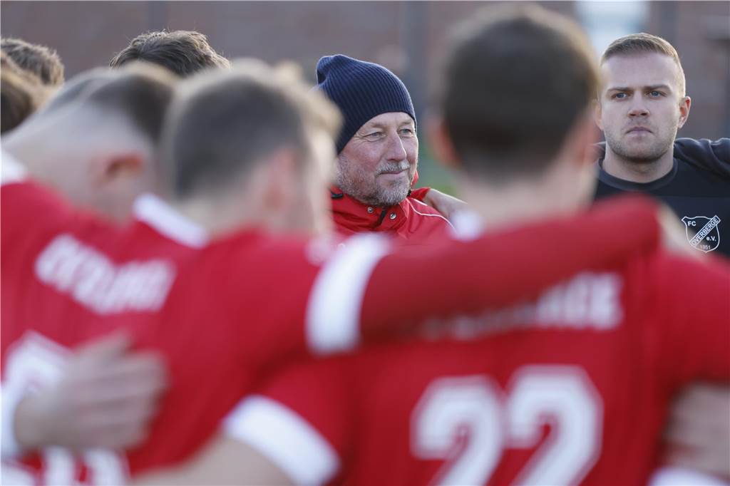 Die Suche nach einem Vorsitzenden beim FC Overberge läuft: Weiterer Posten aktuell noch ungeklärt Burghard Bachmann steht in einer Spielertraube.