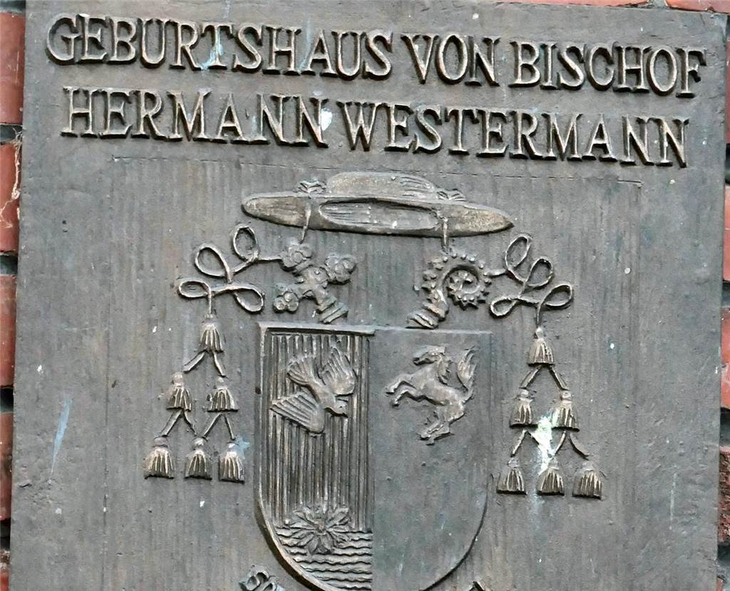 Historische Jubiläen in 2025: Aus für die Zeche und vorzeitiges Kriegsende Gedenktafel für Bischof Hermann Westermann an seinem Werner Geburtshaus Roggenmarkt 12.