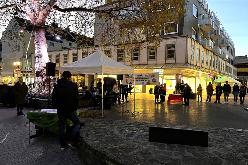 Gedenkveranstaltung zur Reichspogromnacht in der Altstadt Simon-Cohen-Platz in der Castroper Altstadt.