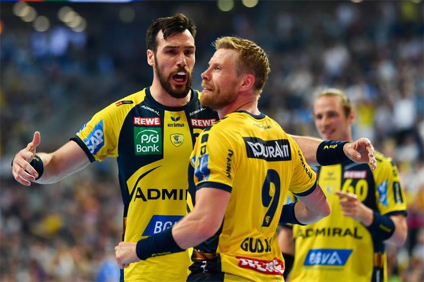 Rhein-Neckar Löwen sind erneut Handball-Meister Gedeon Guardiola (l) und Gudjon Valur Sigurdsson von den Rhein-Neckar Löwen jubeln über ein Tor.