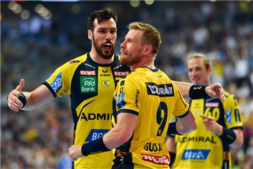 Gedeon Guardiola (l) und Gudjon Valur Sigurdsson von den Rhein-Neckar Löwen jubeln über ein Tor. 