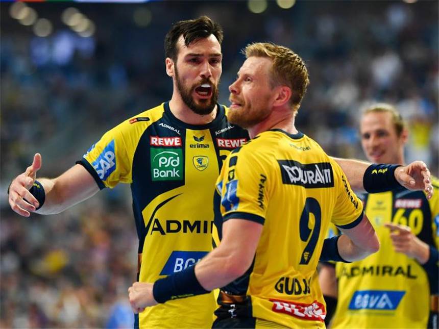 Rhein-Neckar Löwen deutscher Handball-Meister Gedeon Guardiola (l) und Gudjon Valur Sigurdsson von den Rhein-Neckar Löwen jubeln im Spiel gegen Kiel. Foto: Uwe Anspach