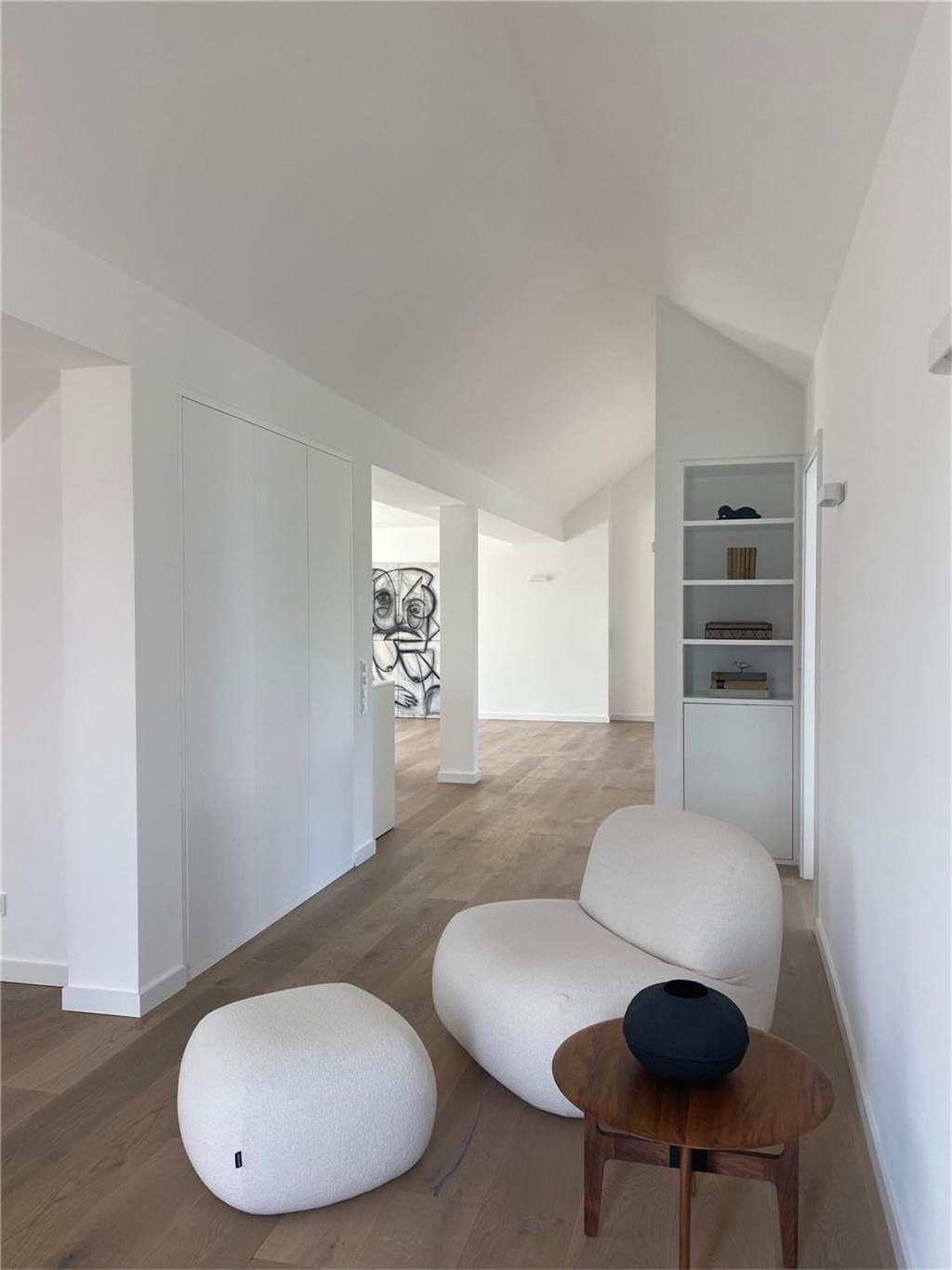 Wohn-Überraschung im Hinterhof: Dieses Loft könnte in Serie gehen Blick aus dem Wohnzimmer hin zum Ess-Küchenbereich.