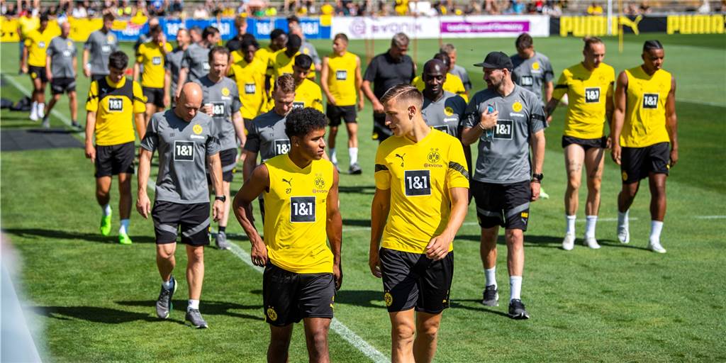 Haller-Erkrankung: Gedrückte BVB-Stimmung – sportlicher Plan über den Haufen geworfen Die BVB-Spieler gehen über den Trainingsplatz in Bad Ragaz.