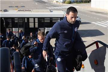 Gedrückte Stimmung: Domenico Tedesco vor dem Rückflug nach Deutschland.