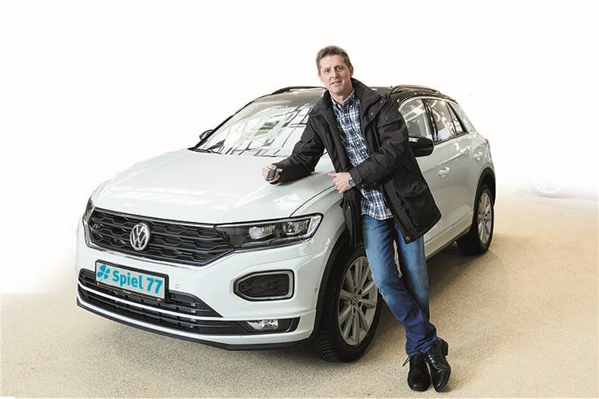 Alsdorfer gewinnt bei Sonderauslosung VW T-Roc Geduld zahl sich aus! Seit 20 Jahren setzt Nehad aus Alsdorf seine Kreuzchen für LOTTO 6aus49. Jetzt freut er sich über einen fabrikneuen, strahlend weißer VW T-Roc Sport 4Motion 2.0, den er in der regionalen Sonderauslosung von Spiel 77 Ende vergangenen Jahres gewinnen konnte. Vor wenigen Tagen wurde das Auto an den glücklichen Gewinner übergeben. Foto: MünsterView – Jean Marie Tronquet
