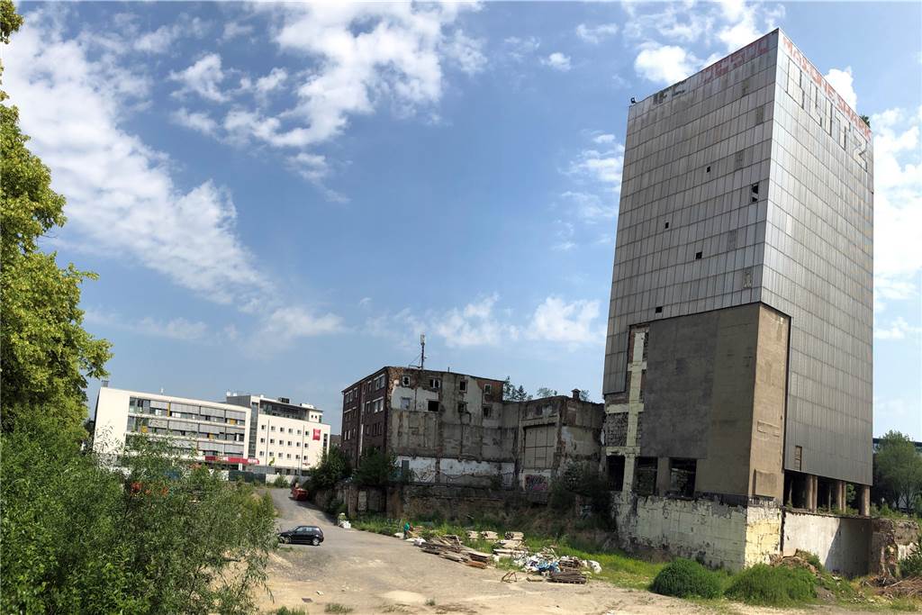 Schandfleck Kronen-Turm: Erstmals konkrete Pläne für die Zukunft Geduldig wartet der Kronenturm auf eine Zukunft. Einst nutzte die Brauerei den Koloss als Lager.