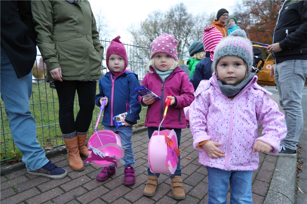 St. Martin in Bork: Ganz anders, aber schön wie immer Geduldig warteten auch die Kinder an den Straßenrändern auf St. Martin.