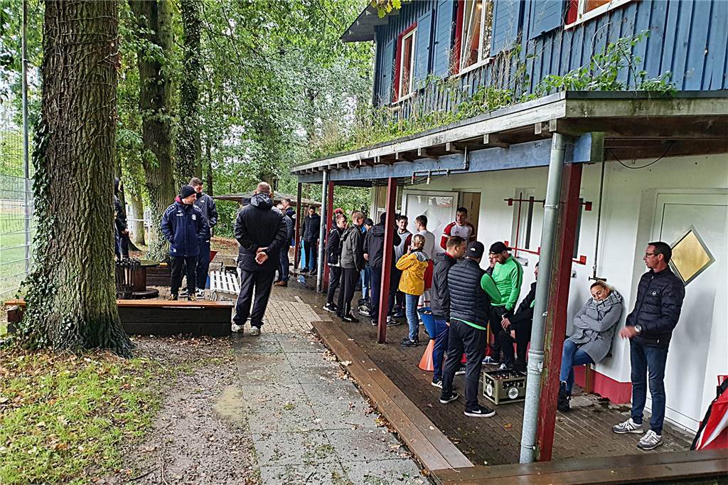 Keine Stollenschuhe? BR Billmerich reagiert mit Ironie und Unverständnis auf Overberger Einspruch Geduldiges Warten bei den Zuschauern und BRB-Spielern, wie die Entscheidung durch Schiedsrichter Kilian Jaskulski ausfällt, aufgrund des vom FC Overberge angeregten Spielabbruchs.