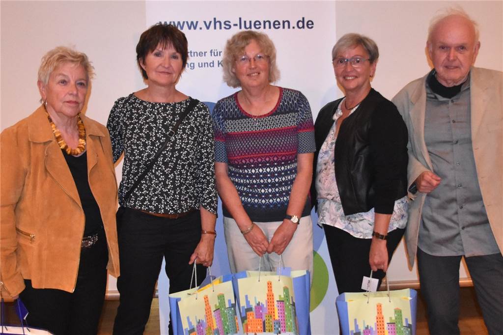 100 Jahre VHS: Eine Geburtstagsfeier mit der Zuversicht, auch den 200. feiern zu können Geehrt für jahrzehntelange Dozententätigkeit wurden (v.l.) Karin Führer (40 Jahre), Gabi Böer (30), Ruth Ordelheide (32), Ingrid Bösken (30) und Diethelm Textoris (40.).