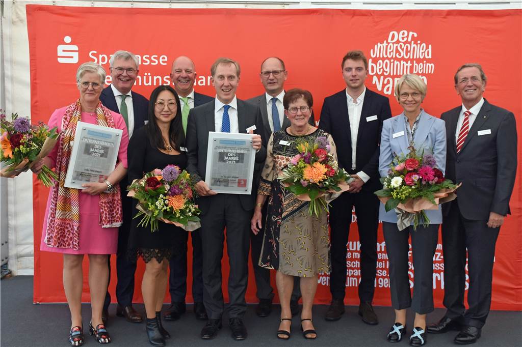 Video: Unternehmer des Jahres verkörpern „perfekte Arbeitgeber für echte Münsterländer“ Geehrte, Gratulanten und Familie (v.l.): Ulrike Petershagen, Jürgen Büngeler (Sparkasse Westmünsterland), Dr. Kim Wigger, Jürgen Petershagen, Dr. Jürgen Wigger, Christoph Winck (Münsterland Zeitung), Renate Wigger, Leo Petershagen, Regierungspräsidentin und Laudatorin Dorothee Feller und Heinrich-Georg Krumme (Vorstandsvorsitzender Sparkasse Westmünsterland.