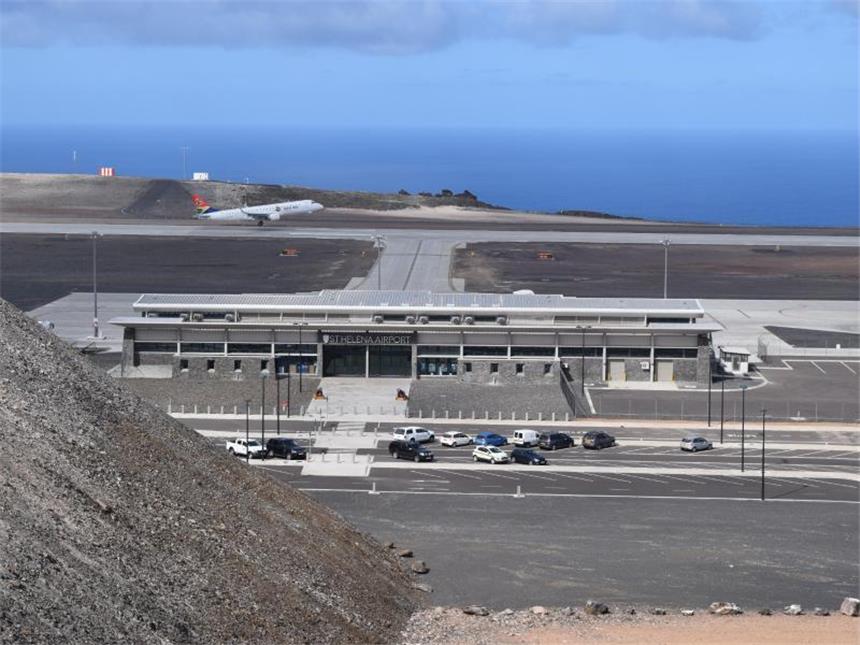 Ein BER im Atlantik? - Neuer Flughafen auf Insel St. Helena Gefährliche Scherwinde machen den Anflug auf den neuen Flughafen zum Problem. Das sei seit Jahrzehnten bekannt gewesen, beim Bau des Flughafens aber nicht ausreichend beachtet worden. Foto: Handout/SHG Airport Directorate/dpa