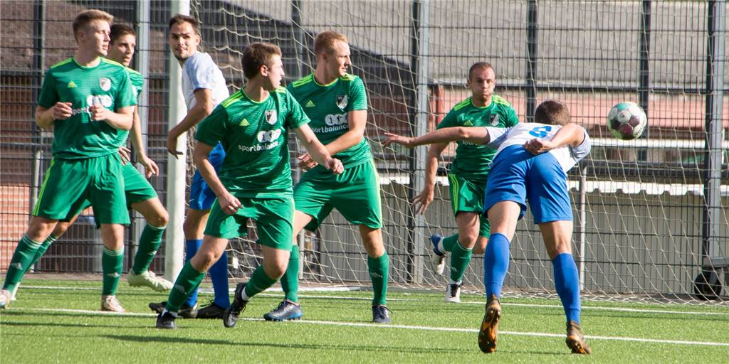 Erster Sieg für den SV Lippramsdorf - LSV spielt 30 Minuten in Unterzahl Gefährliche Szene im Lippramsdorfer Strafraum. Borkens Oliver Dings köpft, Jonas Zernahle holt den Ball noch von der Linie.
