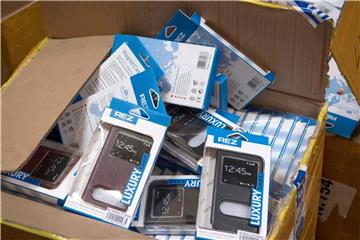 Gefälschte Handyhüllen; Ladegeräte, Akkus, MP3-Player und Kopfhörer hat der Zoll in einer geheim gehaltenen Lagerhalle einer Spedition in einem Gewerbegebiet sichergestellt. Foto: Boris Roessler