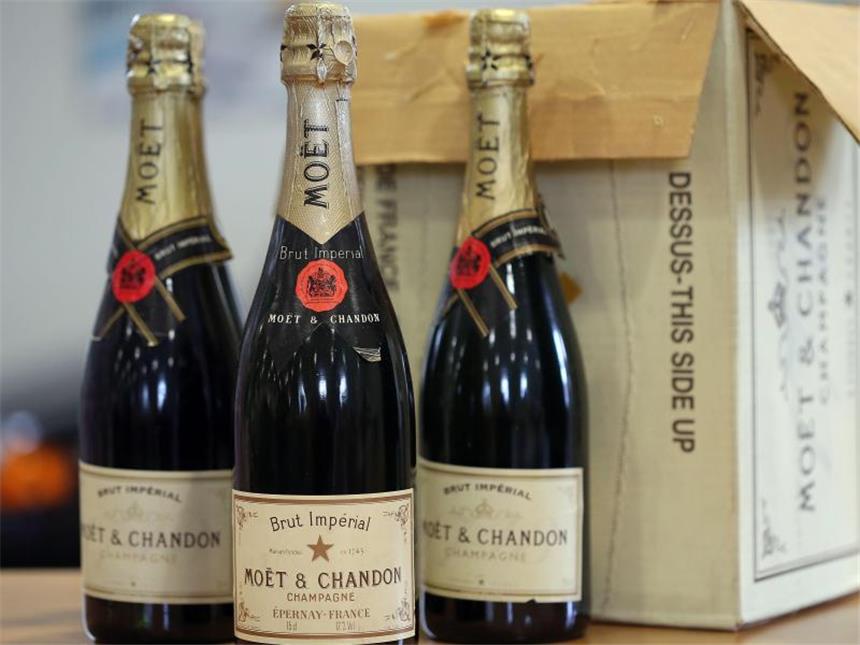 EU will Verbraucher gegen Produktfälschungen mobilisieren Gefälschter Champagner. Foto: Oliver Berg