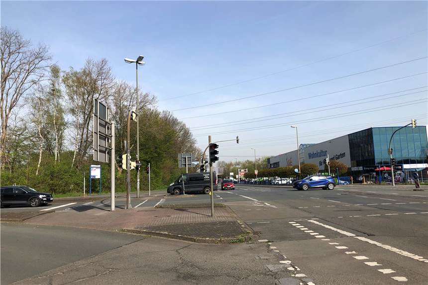 Grüne wollen mehr Sicherheit für Radfahrer an wichtiger Kreuzung Gefahren für Radfahrer sehen die Grünen für die Kreuzung Flughafenstraße / Hannöversche Straße - besonders für jene, die von links aus der Hannöverschen Straße kommen