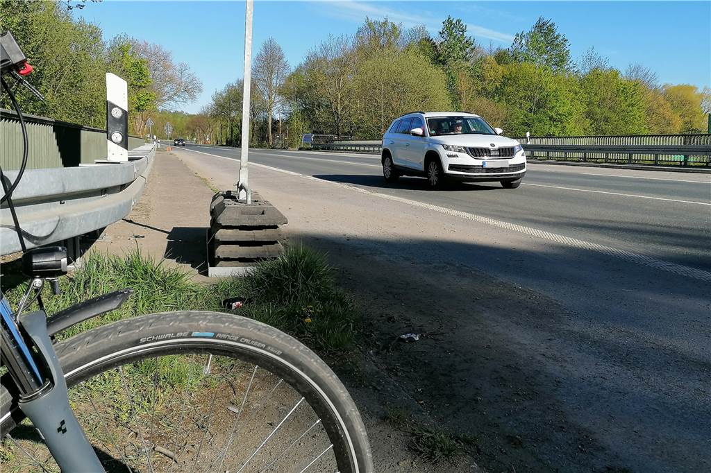 Gute Nachricht für Radfahrer in Dortmund: Gefährliche Kreuzung verschwindet Gefahrenstelle: Die Ellinghauser Straße ist viel befahren. In Richtung Osten ist freie Sicht in den Straßenraum. Nach Westen ist das nicht der Fall: Hier folgt eine Rechtskurve.