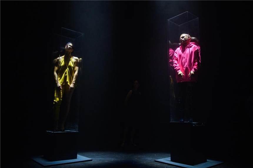 Utopie mit Glaskasten: Sasha Waltz zeigt „Exodos“ Gefangen im Glaskasten: Die Tänzer Yael Schnell (l) und Nicola Mascia. Foto: Gregor Fischer