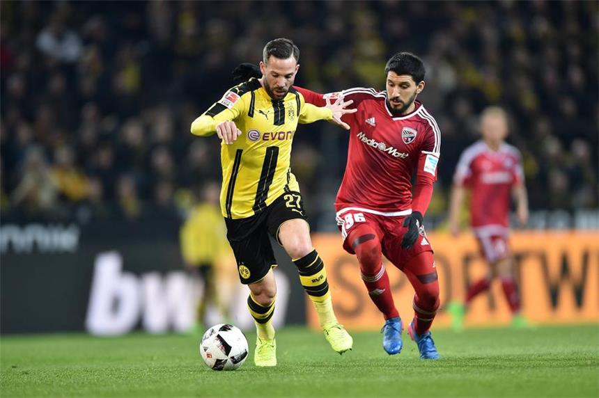 BVB freut sich auf intensive April-Wochen Gefangen im Ingolstädter Pressingnetz: Gonzalo Castro (l.) fand am Freitag wie die meisten seiner Mitspieler keine Lösungen gegen die akut abstiegsbedrohten Gäste aus Bayern - die mentale Müdigkeit nach zahlreichen Englischen Wochen war den Borussen deutlich anzumerken.
