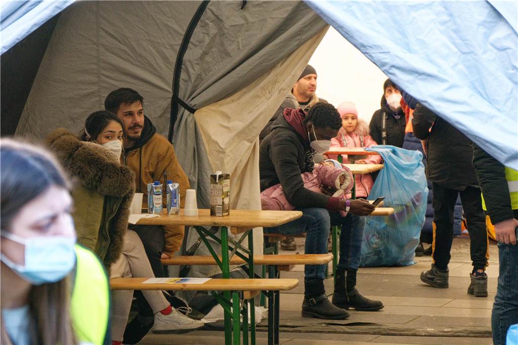 Flüchtlinge: Städtetag NRW fordert mehr Hilfe vom Land – „Herausforderung größer als 2015“ Geflüchtete sitzen in einem Zelt der Anlaufstelle am Hauptbahnhof. Die Stadt Köln hat am Hauptbahnhof aus Zelten eine Anlaufstelle für Geflüchtete aus der Ukraine eingerichtet.