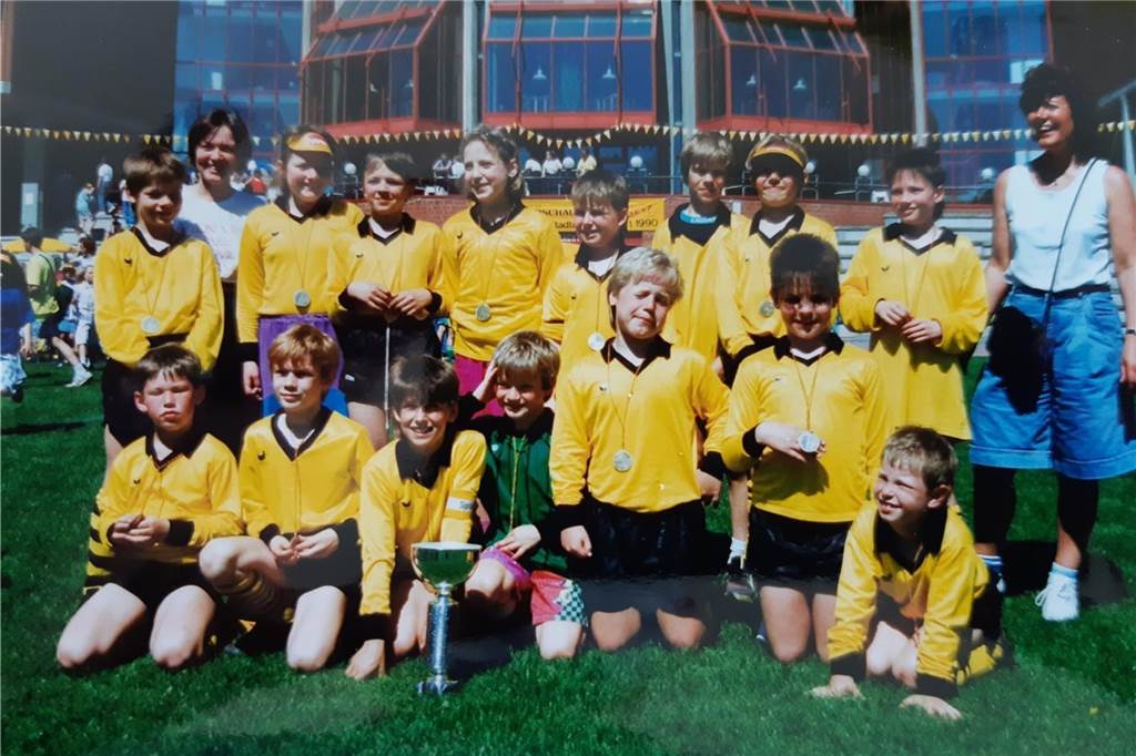 Als Dortmunder Amateurfußball-Größen ihre Schulen unsicher machten Gegebenenfalls bekannt: Sascha Klein (Hörder SC), Christian Gesterkamp (Deutscher Meister A-Jugend BVB, Hörder SC), Björn Blinne (VfL Bochum A-Jugend), Oliver Blinne Hörder SC.
