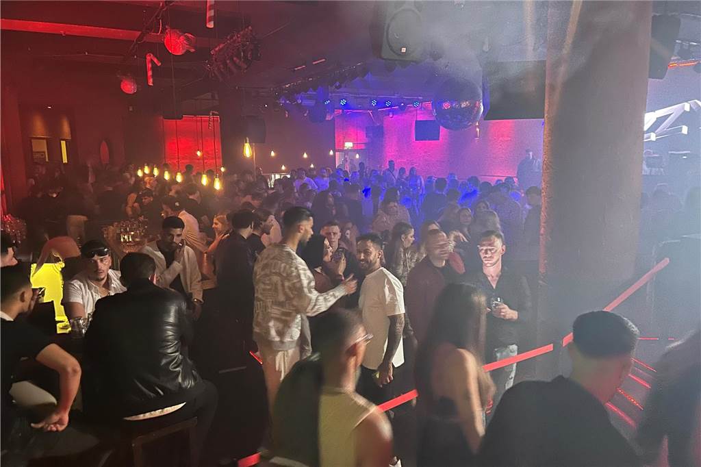 Gegen 0.30 Uhr wurde im Hauptraum mit allen Gästen des Clubs gefeiert – allerdings durch eine rote Absperrung getrennt.