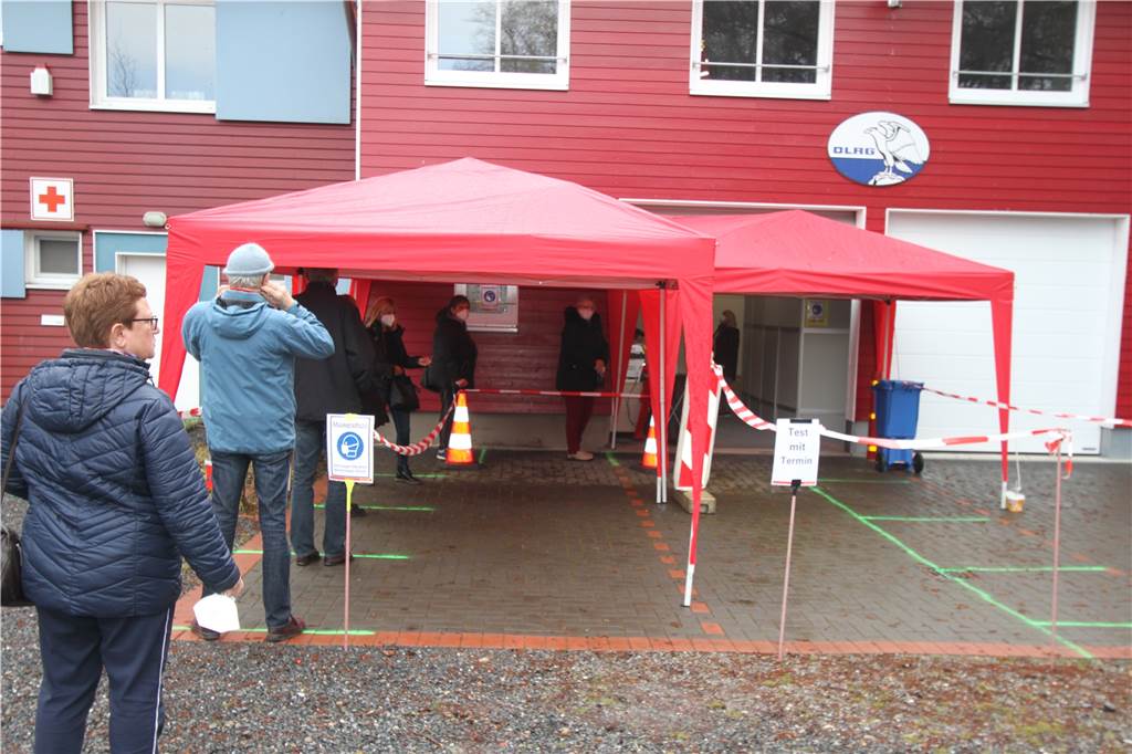 Zum Corona-Schnelltest ins Elsebad: So lief die Teststation der DLRG an Gegen 10.30 Uhr mussten vor allem Menschen ohne Termin mit Wartezeiten rechnen.