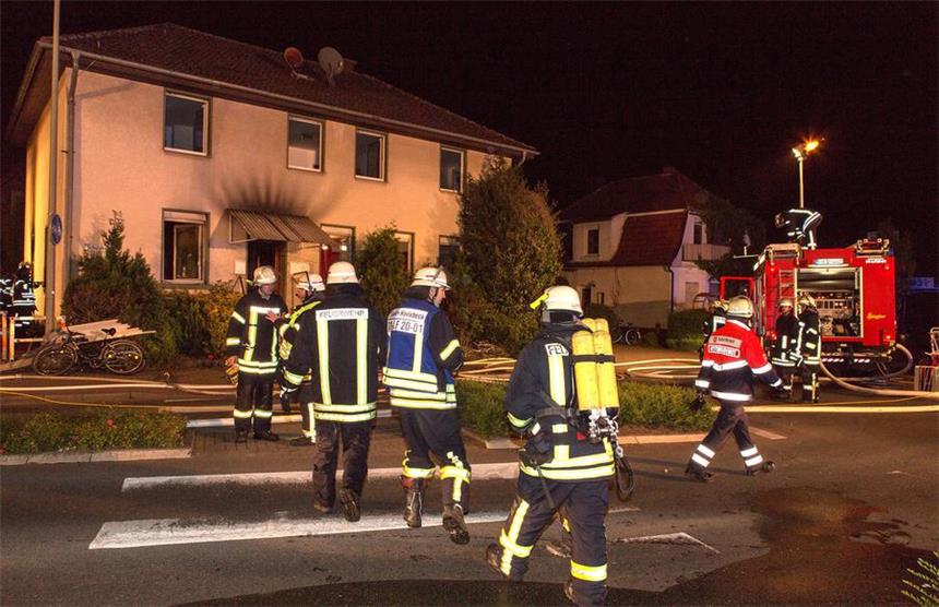 13 Verletzte bei Küchenbrand in Mehrfamilienhaus Gegen 1:30 Uhr wurden die Löschzüge der Feuerwehr Havixbeck zu einem Küchenbrand in einem Mehrfamilienhaus an der Schützenstraße gerufen. Bei Eintreffen der ersten Kräfte stand die Küche bereits in Vollbrand.