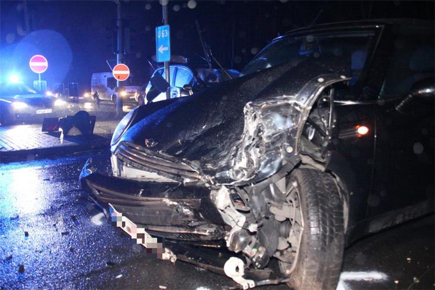 Verkehrsunfall legt Kreuzung lahm Gegen 16:35 Uhr krachte es auf der B54 im Dortmunder Ortsteil Brechten.