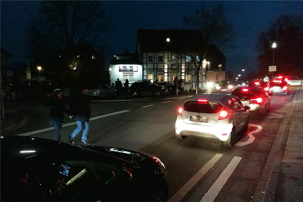 „Weihnachtsflair“ in Bodelschwingh: neues Sicherheits- und Verkehrskonzept Verkehrsstau und Passanten im Ortskern von Bodelschwingh. Im Hintergrund das Restaurant "Fachwerk".