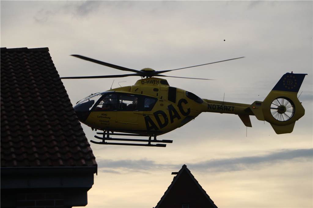 Gegen 18.45 Uhr hob der Rettungshubschrauber mit dem schwer verletzten Mann vom Lidl-Parkplatz ab.