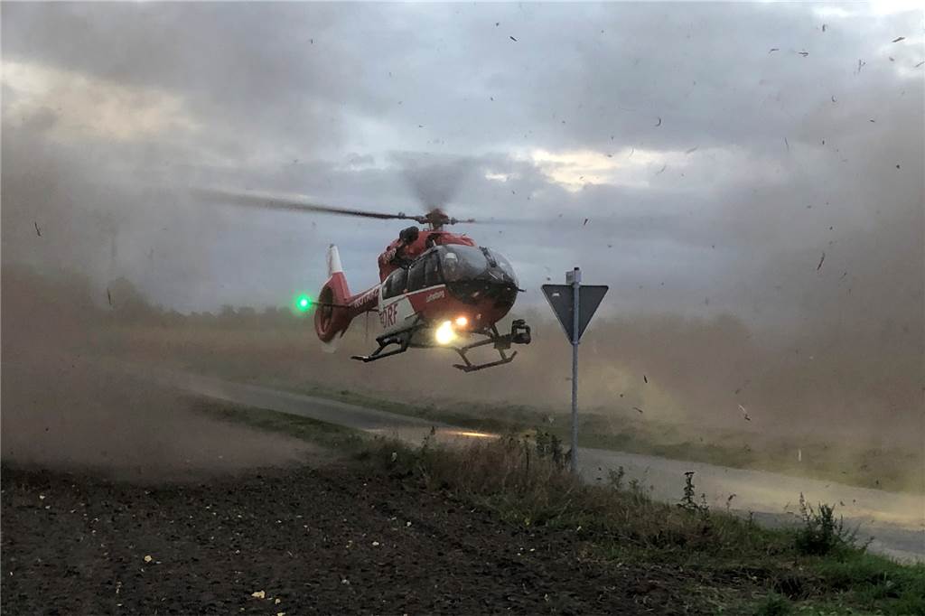 Schwerer Unfall in Heek: 63-jähriger Motorradfahrer stirbt am Unfallort Gegen 19.45 Uhr landete am Donnerstagabend der Rettungshubschrauber in einer Staubwolke auf einem Acker an der Legdener Straße in Heek.