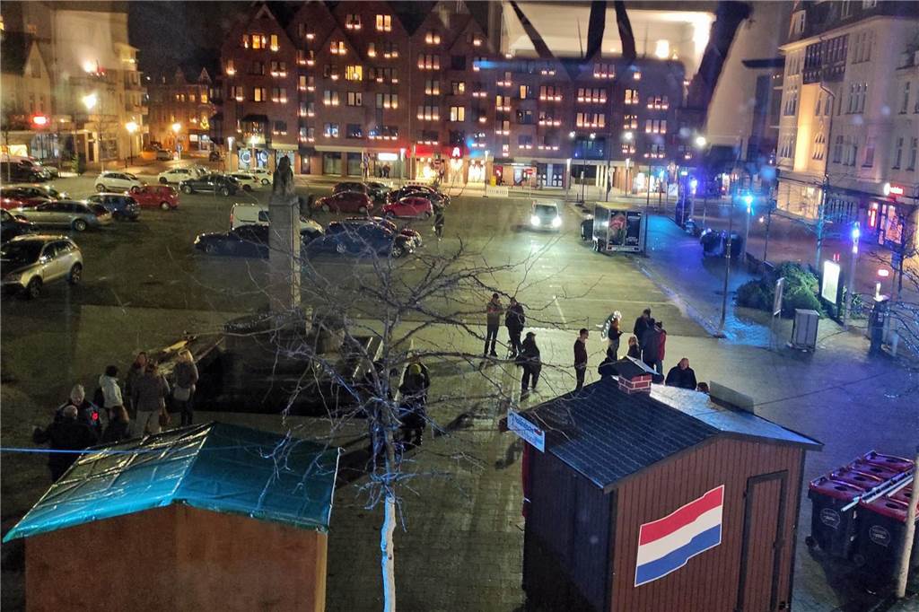 Montagabend-„Spaziergang“ der Corona-Querdenker: Was war los? Gegen 20 Uhr trafen sich wieder Menschen am Reiterbrunnen.