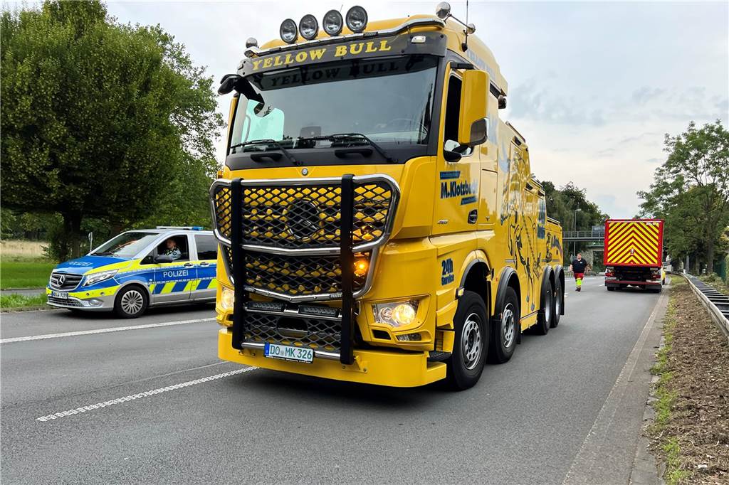 Bombenfund in Dortmund: B1 und B54 müssen noch heute gesperrt werden Gegen 20.20 Uhr ist der erste große Spezial-Abschleppwagen an der Unfallstelle auf der B54 angekommen.