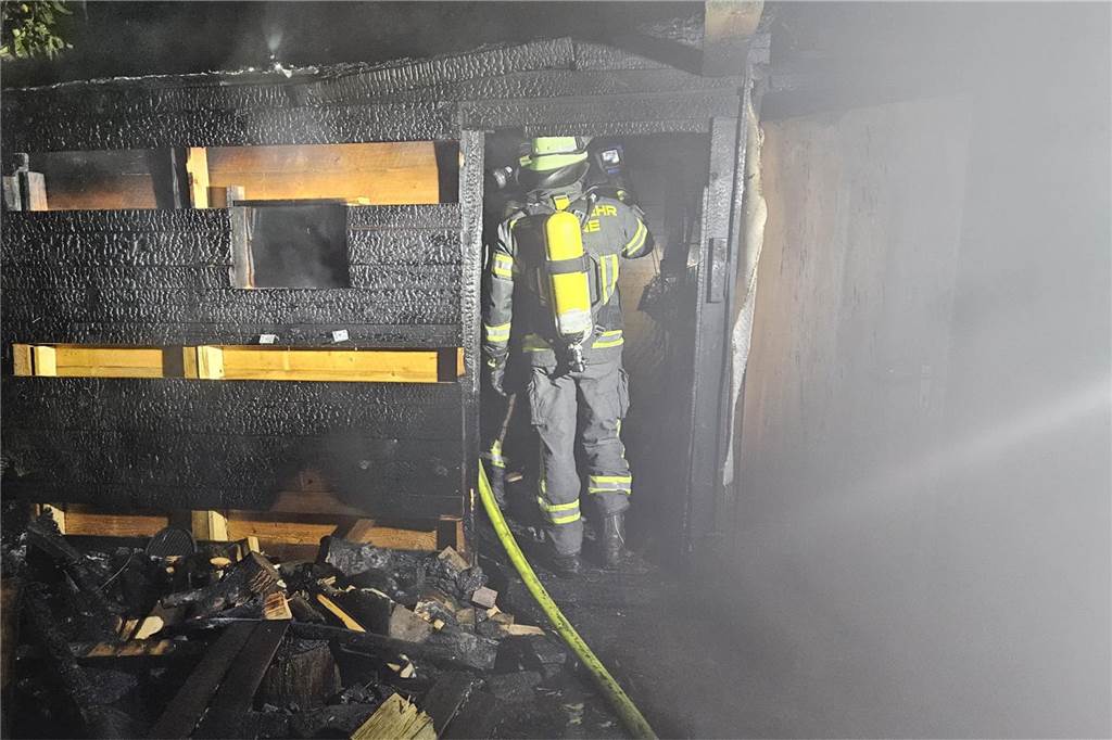 Gartenlaube brannte in voller Ausdehnung: Feuerwehr mit 24 Kräften vor Ort Ausgebrannte Gartenhütte