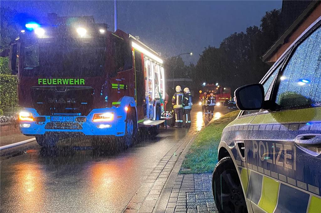 Feuerwehreinsatz am Feiertagsmorgen in Stadtlohn: Pkw brennt in Garage komplett aus Gegen 6 Uhr rückten Feuerwehr und Polizei am Mittwochmorgen Richtung Wenninghof aus.