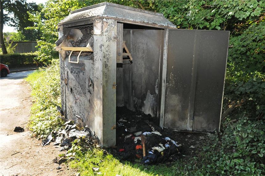 Schon wieder brannten Container Gegen 6.15 Uhr kam es am Holtrichtersweg hinter der Albert-Schweitzer-Schule zu einem weiteren Brand eines Altkleider-Containers.