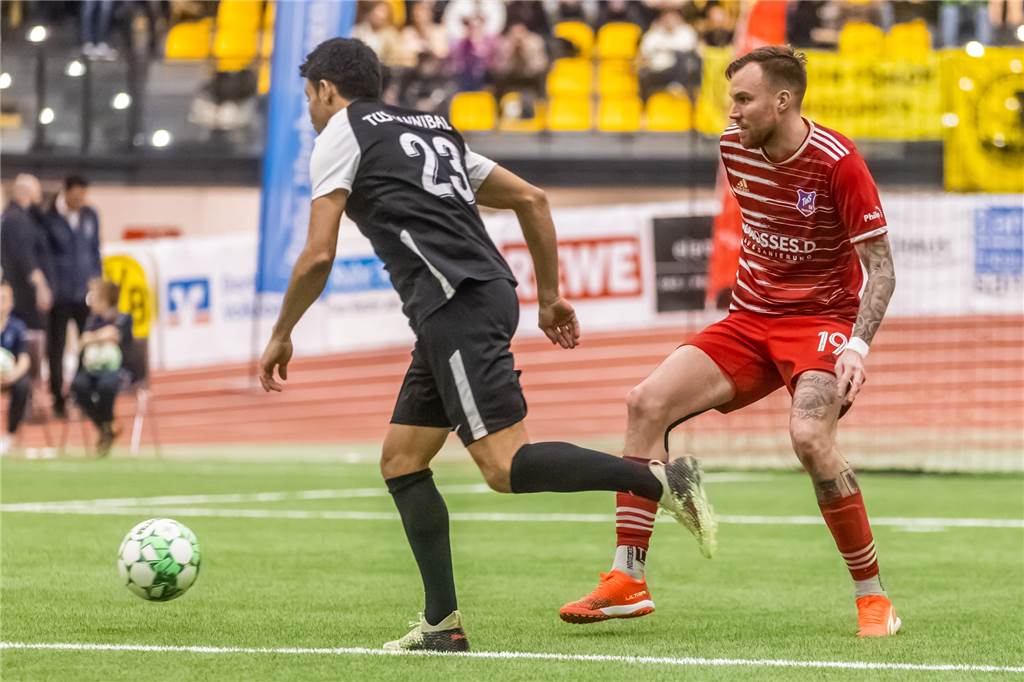 Kevin Großkreutz lässt Zukunft in der Halle offen: „Mit Bövinghausen oder einem anderen Verein“ Gegen Abdelkarim Bouzdera (l.) und den TuS Hannibal gewann Bövinghausen das Spiel um Platz drei.