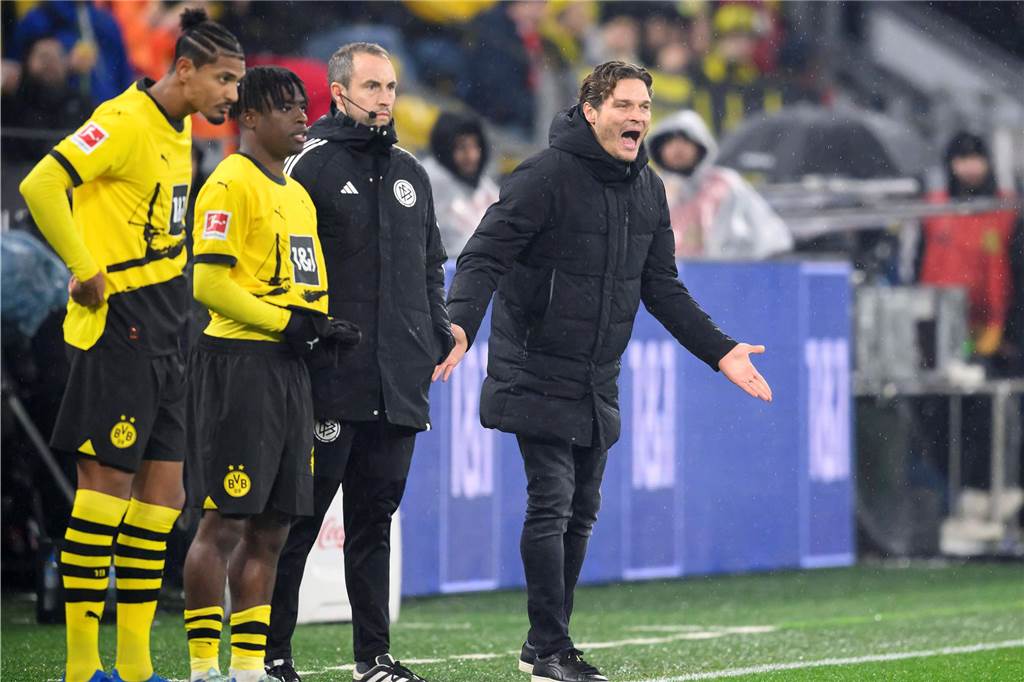 BVB-Nachwuchsboss Lars Ricken im Exklusiv-Interview: „Dann bekomme ich heute noch eine Gänsehaut“ Samuel Bamba wartet am Spielfeldrand auf seine Einwechslung.