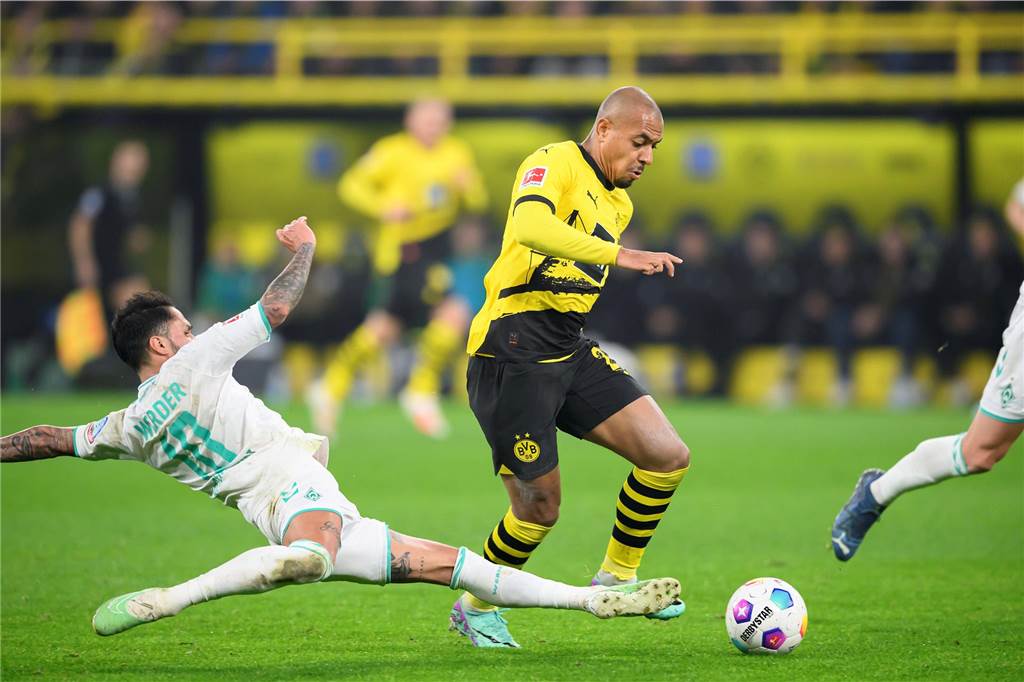 Donyell Malen im Zweikampf.