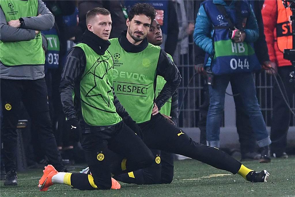 BVB-Verschnaufpause für Haller gegen Hertha BSC?: Terzic hat drei Alternativen Marco Reus und Mats Hummels dehnen sich am Spielfeldrand.