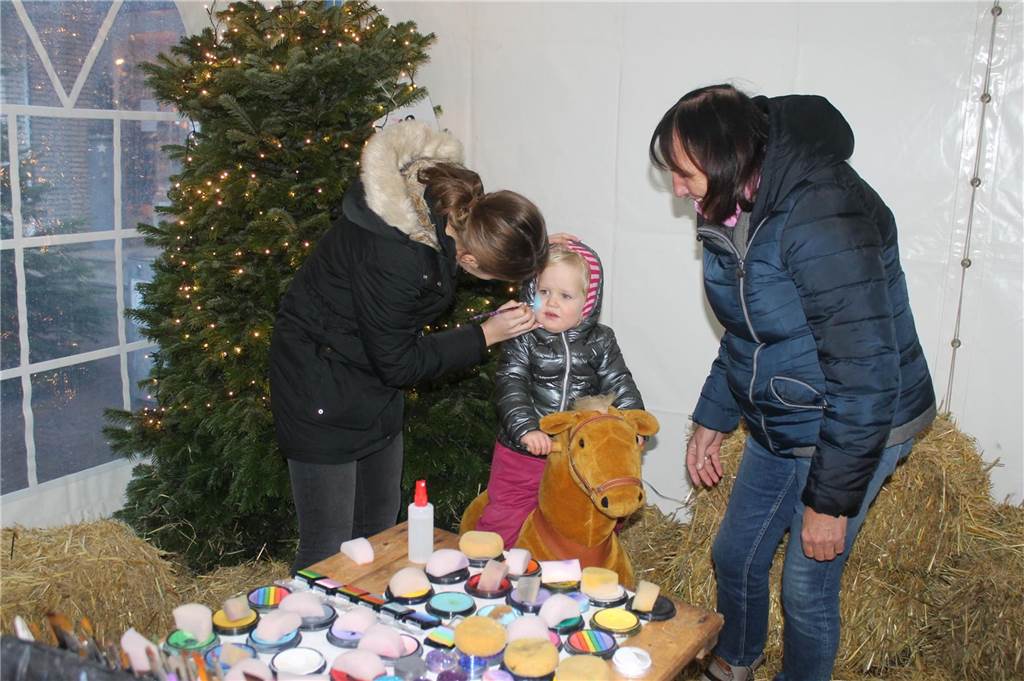 Gegen das trübe Regenwetter halfen bunte Kindergesichter.
