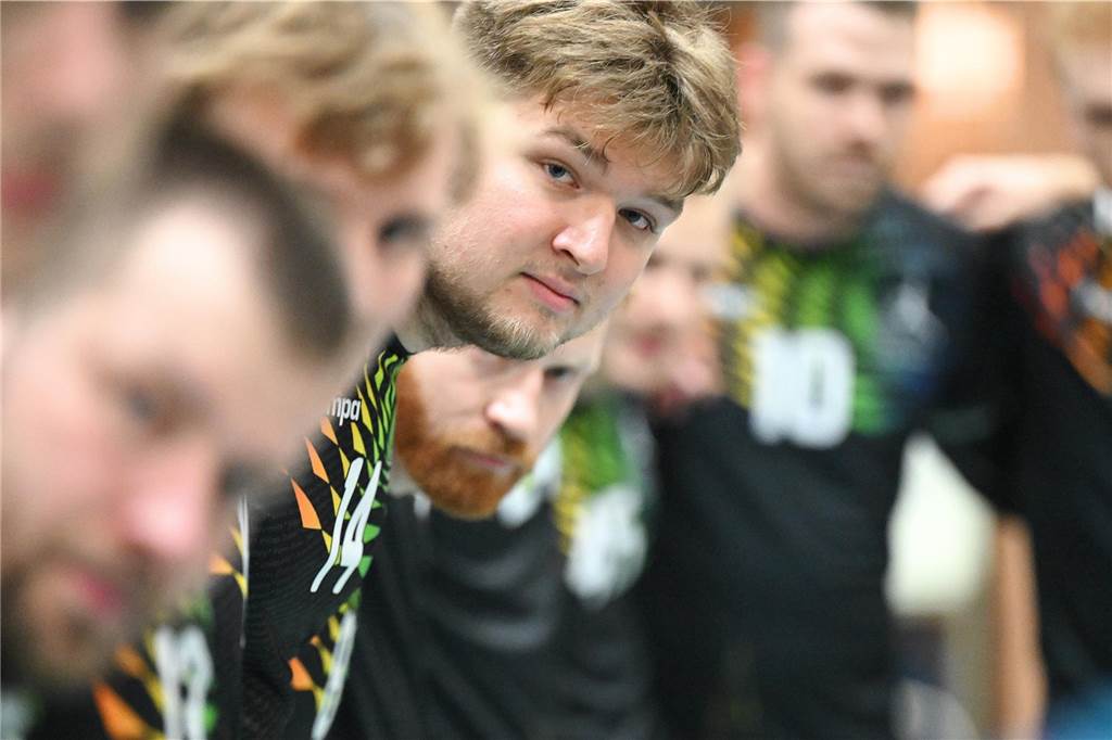 Gegen den ASV Senden liefen die Herren des HSC Haltern-Sythen, die mit vielen Entscheidungen der Schiedsrichter haderten, fast durchgehend einem Rückstand hinterher. Am Ende setzte es im ersten Auftritt des für Vielfalt stehenden Sondertrikots eine 28:29-Niederlage.