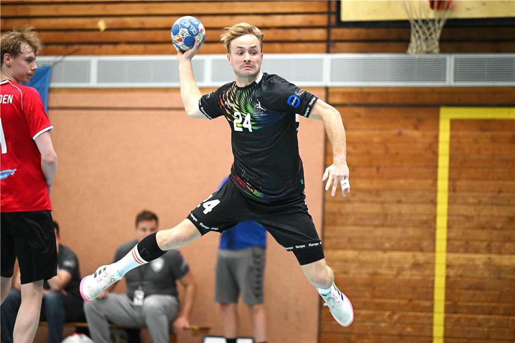 Gegen den ASV Senden liefen die Herren des HSC Haltern-Sythen, die mit vielen Entscheidungen der Schiedsrichter haderten, fast durchgehend einem Rückstand hinterher. Am Ende setzte es im ersten Auftritt des für Vielfalt stehenden Sondertrikots eine 28:29-Niederlage.