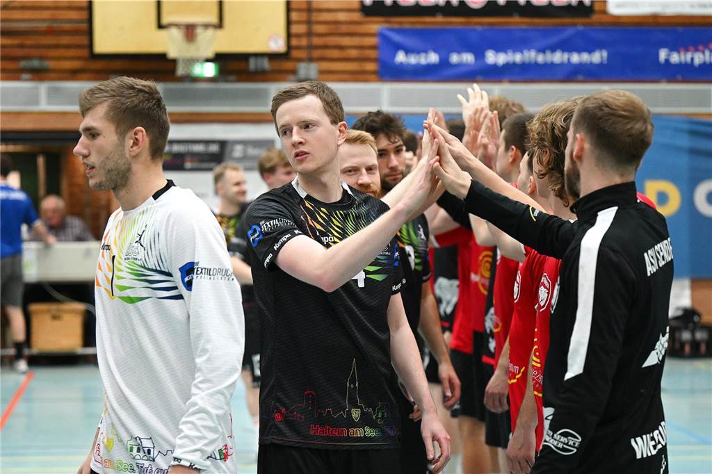 Gegen den ASV Senden liefen die Herren des HSC Haltern-Sythen, die mit vielen Entscheidungen der Schiedsrichter haderten, fast durchgehend einem Rückstand hinterher. Am Ende setzte es im ersten Auftritt des für Vielfalt stehenden Sondertrikots eine 28:29-Niederlage.